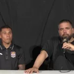 El técnico sudamericano que tuvo que dar una conferencia desde un baño
