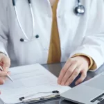 Su seguro médico se negaba a cubrirle un tratamiento y encontró una forma rápida y sencilla de resolverlo