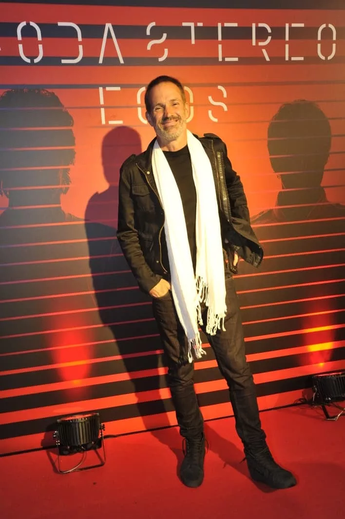 El exconductor de MTV y DJ, Alejandro Lacroix, le sumó una chalina blanca a su look total black