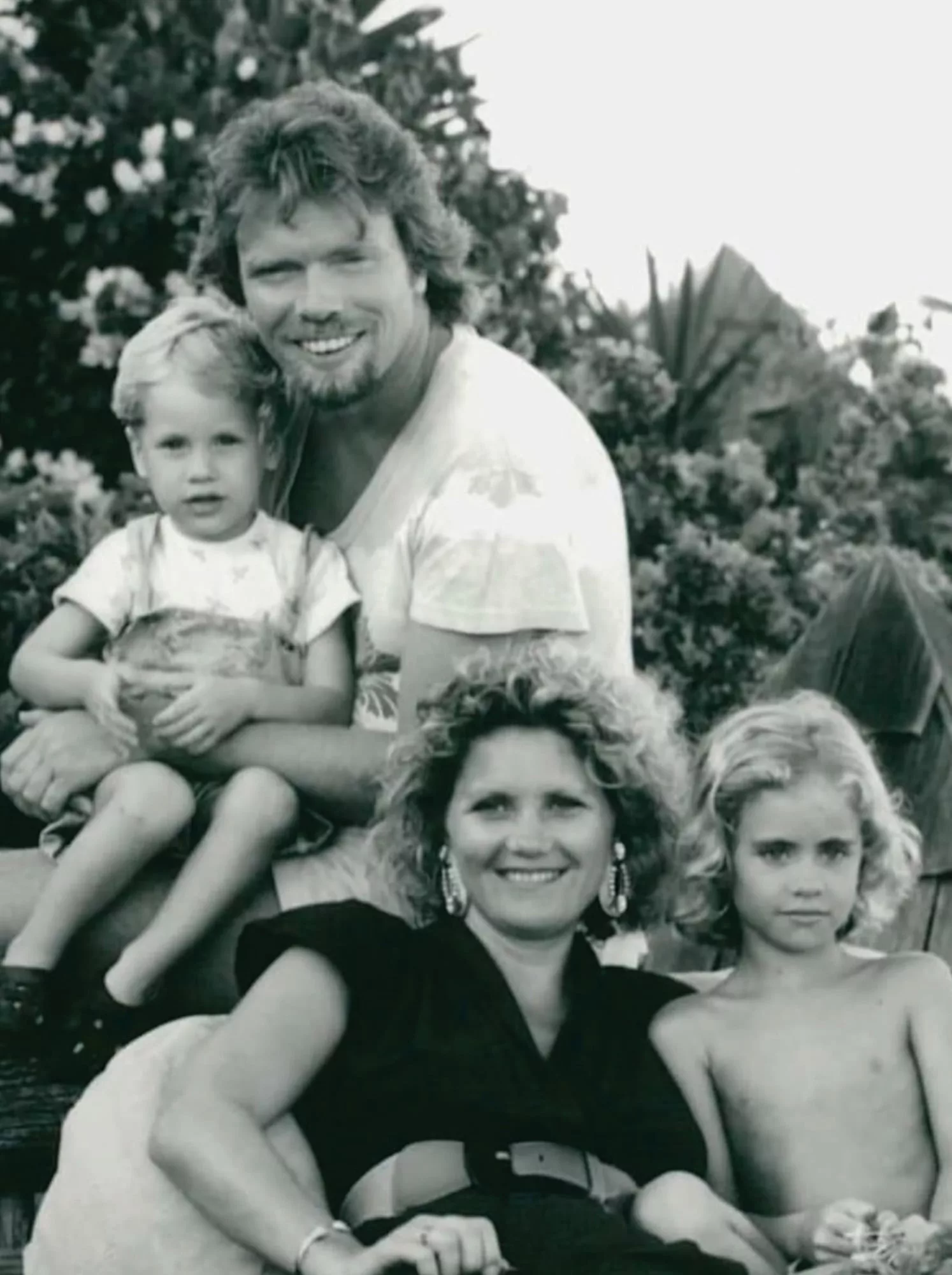 Siempre juntos, los cuatro. Holly, la segunda hija (Clare, la primera, murió poco después de su nacimiento prematuro), está al frente de los proyectos de liderazgo de Virgin. Sam, el menor, cofundó con Hillary Clinton la productora de documentales Hidden Light