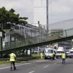 Se cayó parte de un puente peatonal sobre la General Paz: hay un caos de tránsito en la zona