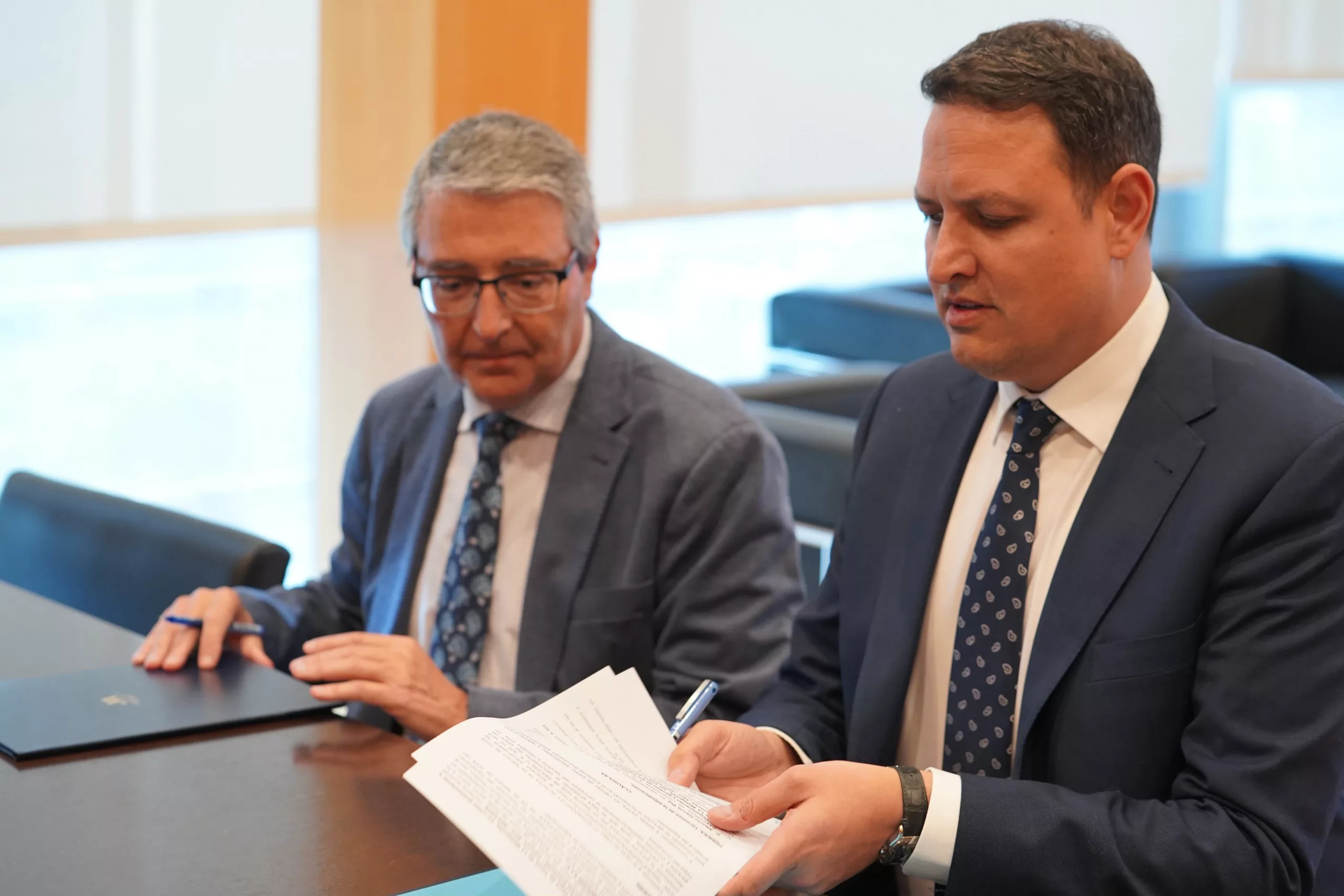 Francisco Salado, presidente de la Diputación Provincial de Málaga, a la izquierda, y Alberto García, en el acto de la firma del contrato de gestión de la plaza.