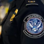 La CBP los descubrió en California: llevaban una carga ilegal dentro de las gomas del auto y un error los delató