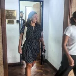 La Justicia dispuso medidas de protección sobre la secretaria de la empresa aérea que llevó a Manuel Adorni a Uruguay tras una denuncia de amenazas