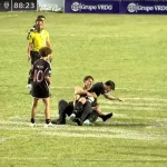 Insólito: en medio del partido, un hincha y un seguridad tiraron a Messi al piso