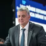 YPF confirmó una medida para atraer inversores y evitar estafas: dividirá por 10 cada una de sus acciones