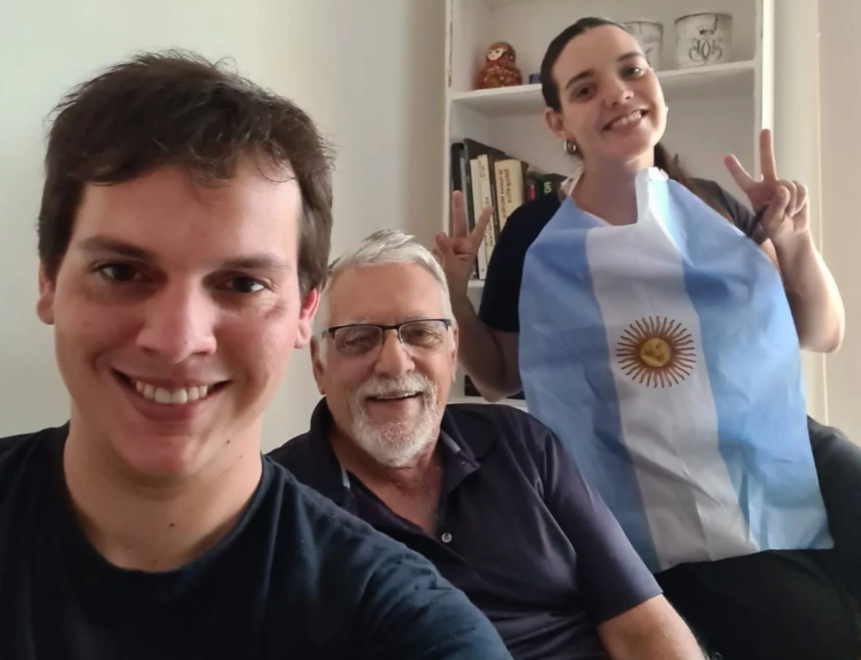 Con su papá y su novio.