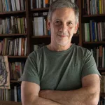 Mundos íntimos. Fui corredor de autos y allí entendí algo extraño: a veces ir más despacio implica ser más veloz, llegar antes