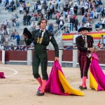 Curro Díaz, con una vuelta al ruedo, remonta con entrega el luto por su padre