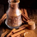 El ritual ancestral con canela en el baño para atraer la prosperidad y limpiar las energías negativas
