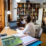 Los adolescentes se lanzan a usar la inteligencia artificial para estudiar sin control de padres ni profesores