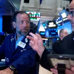 Los bonos reaccionan positivamente y el riesgo país baja un escalón a los 412 puntos luego del anuncio de Caputo