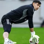 Dibu Martínez: silbado, insultado y hasta con una bandera en su contra de los hinchas franceses