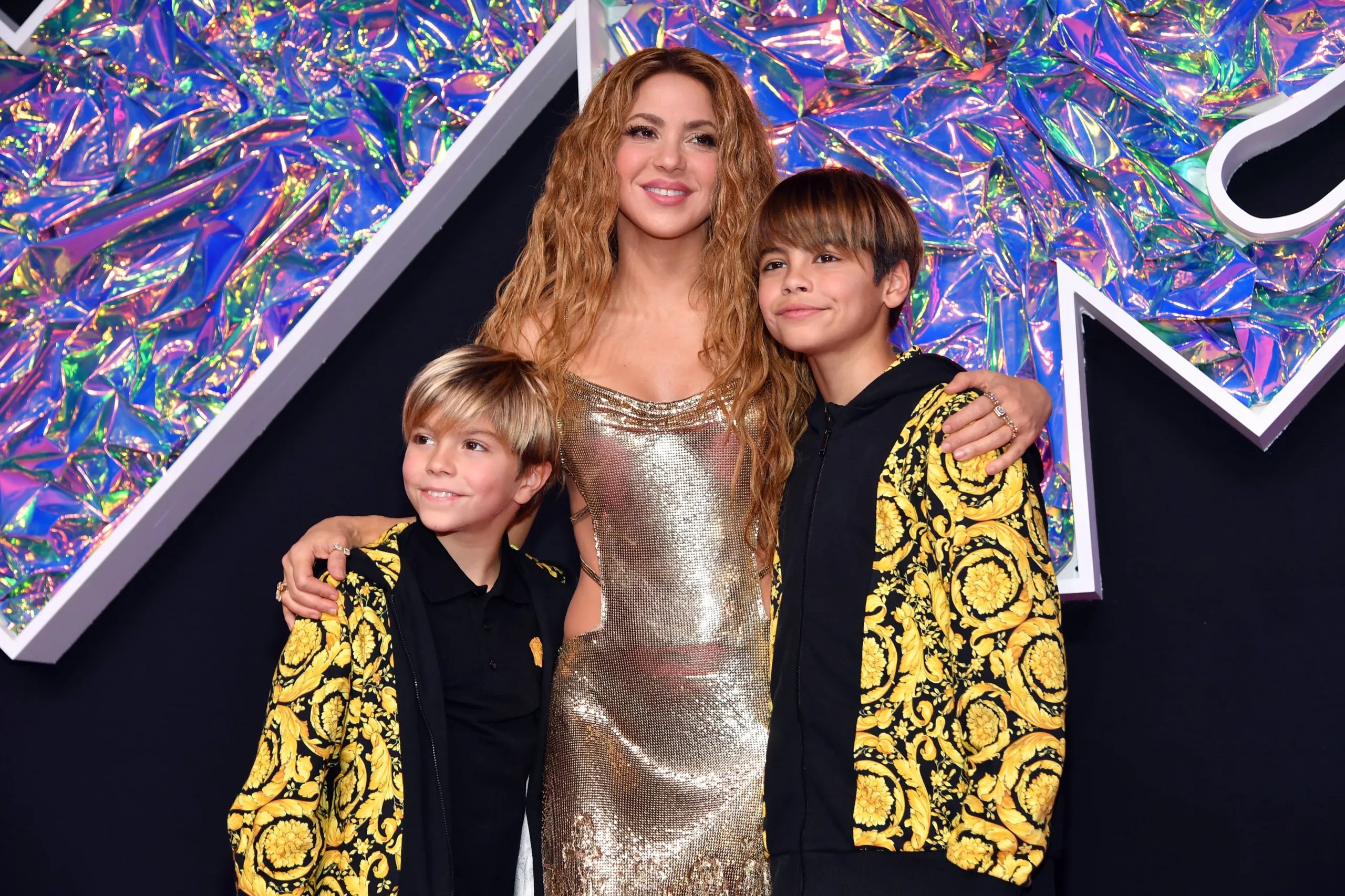 Shakira entre sus hijos Sasha y Milan, en los premios MTV Video Music Awards celebrados en septiembre de 2023.
