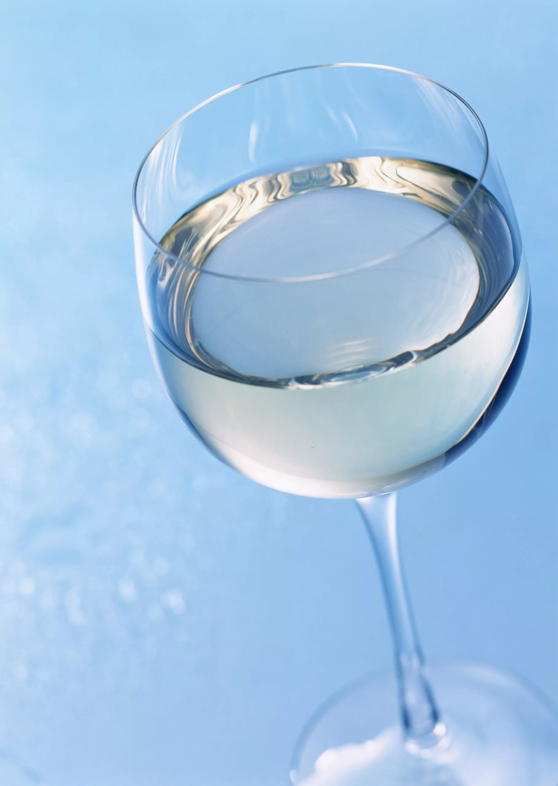 En copa, así se recomienda beber sake hoy. De esta manera se pueden apreciar mejor los aromas