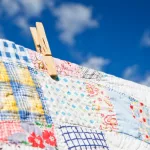 Adiós a colgar las colchas en el tendedero de siempre: esta es la solución ideal para pisos pequeños