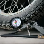 ¿Qué hacer si se pincha una rueda en moto?