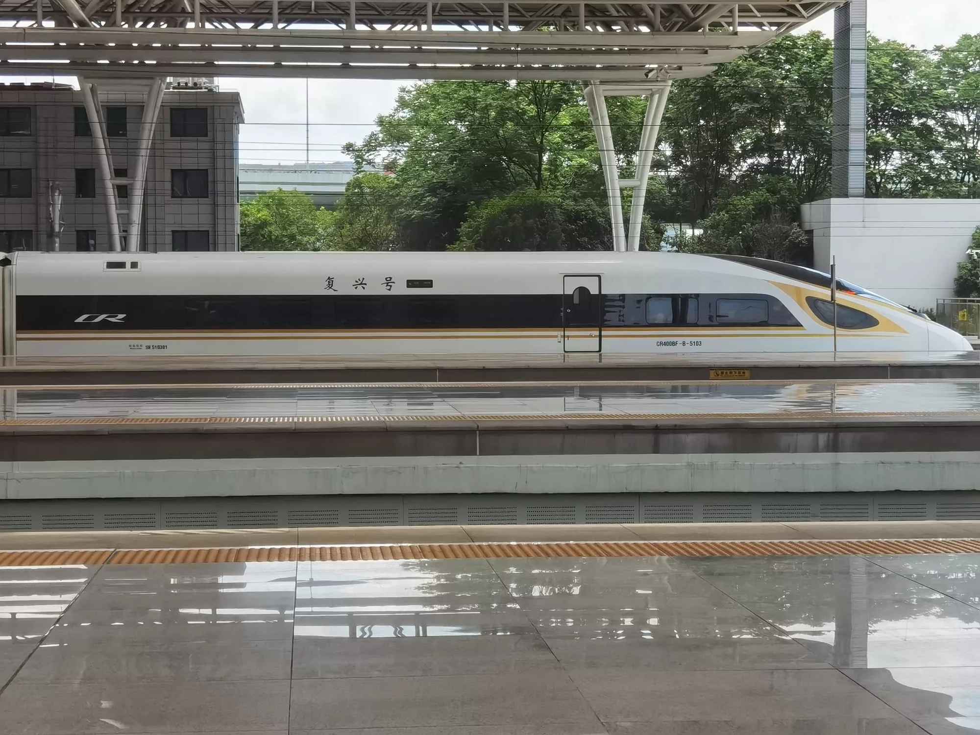 Uno de los trenes más populares dentro de la red es el CR400AF, que empezó a operar en 2017 y alcanza una velocidad máxima de hasta 350 km/h y conecta a varias ciudades importantes del país.