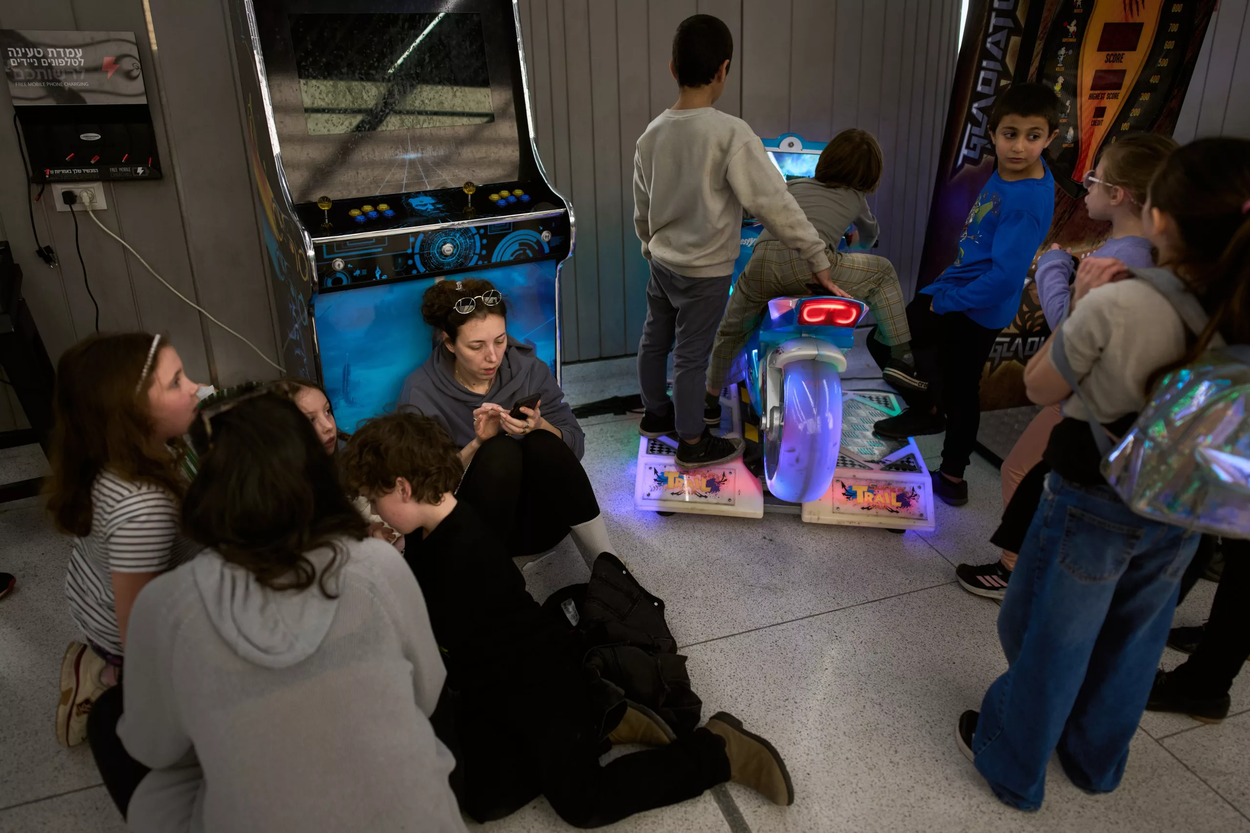 Personas se refugian en una estación de metro subterránea en Ramat Gan, Israel