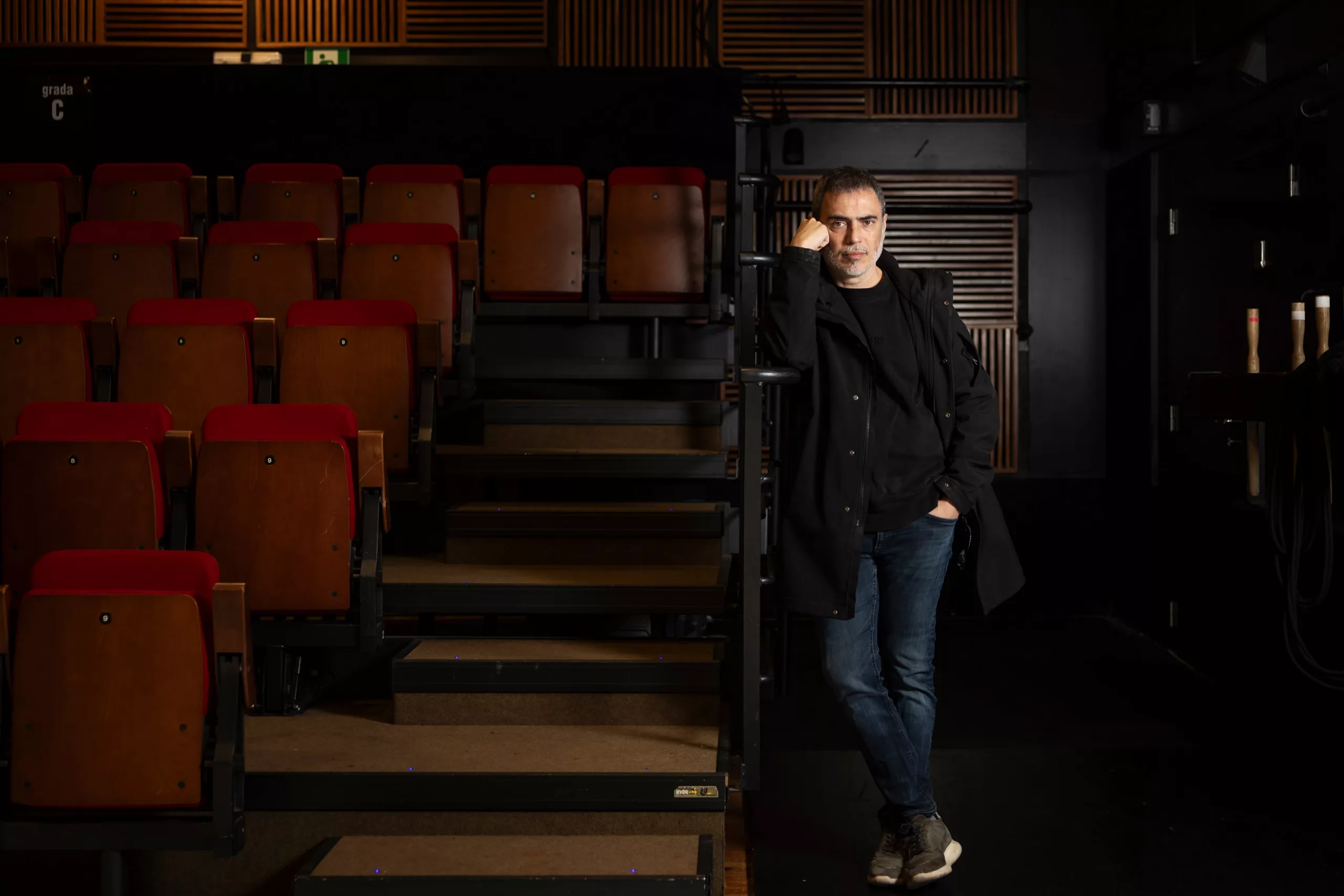 Julio Manrique en el teatro que dirige.