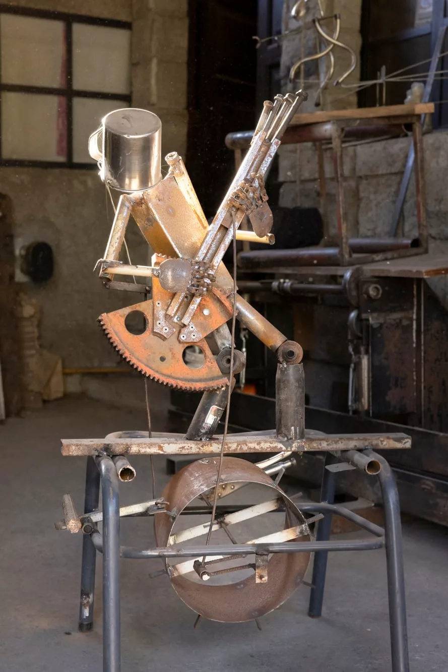 Guitarrista de rock hecho de piezas de viejas maquinarias