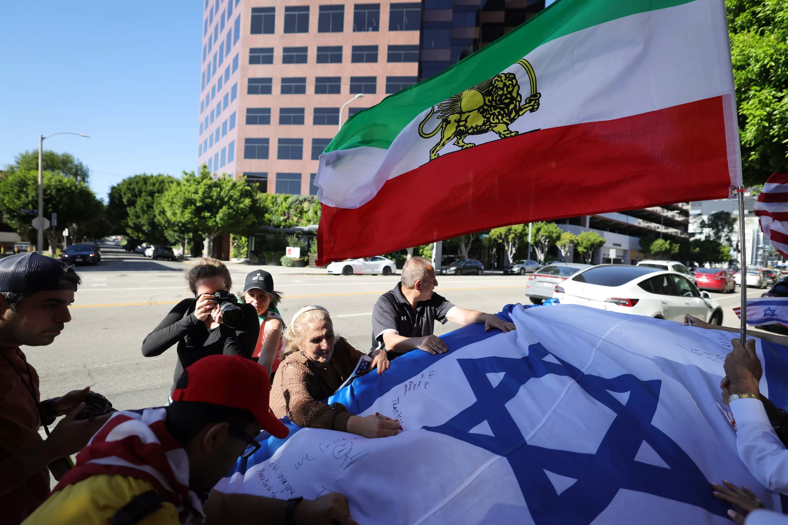 Manifestación en reacción a los ataques de Estados Unidos e Israel contra Irán frente al consulado israelí de Los Ángeles