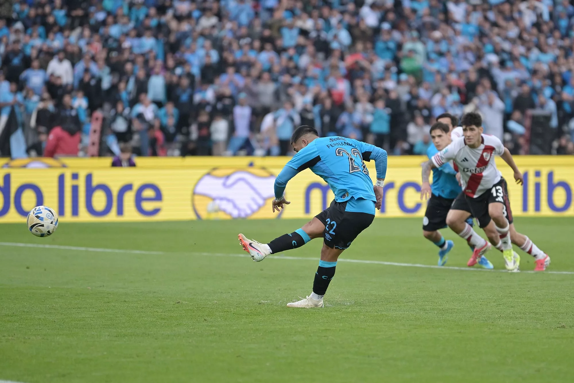 Nicolás Fernández convierte el penal para el 2-2 de Belgrano