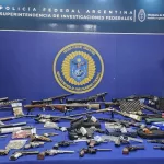 Cayó una banda que traficaba armas con ex empleados del RENAR: 140 allanamientos, 35 detenidos y un arsenal con escopetas y ametralladoras