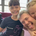 Tras 20 meses sin verlos, un padre se reencontró con sus dos hijos en Río de Janeiro: se los había llevado la madre