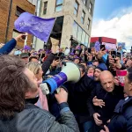 Milei arrancó la campaña en Ushuaia pero tuvo que suspender una caminata por una protesta de la UOM y el kirchnerismo