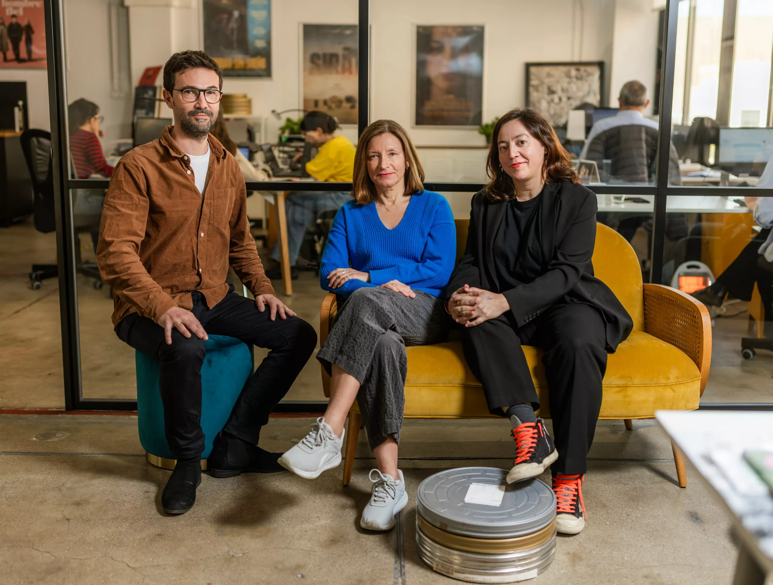 Alex Lafuente, Ania Jones y Lara Pérez Camiña, en las oficinas en Madrid de BTeam. 
