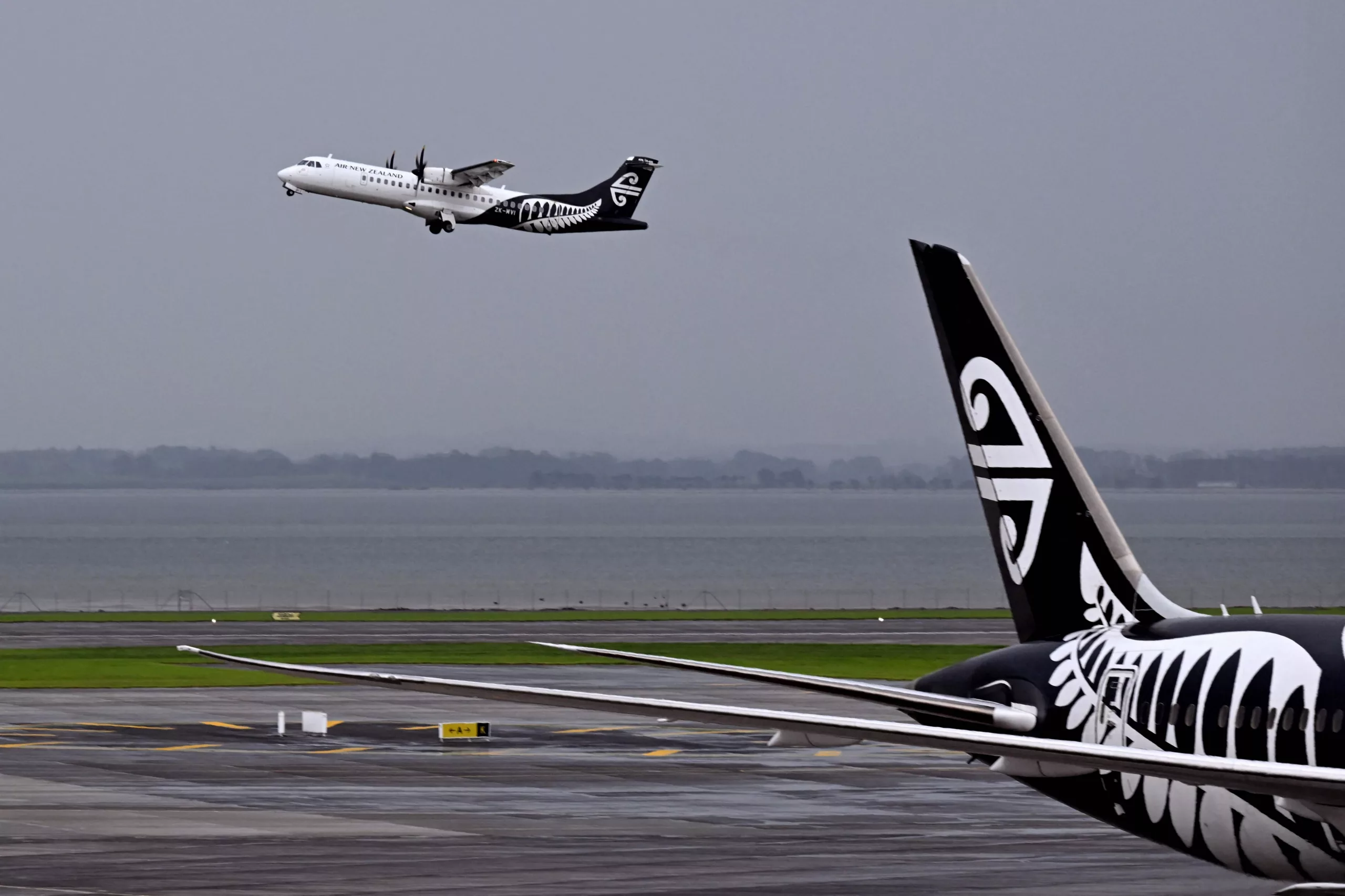 La aerolínea nacional neozelandesa anunció el 12 de marzo de 2026 la cancelación de 1100 vuelos en los próximos dos meses, como reflejo del impacto de la guerra en Oriente Medio (Foto de William WEST / AFP)