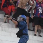 Caos en el superclásico de Paraguay: disturbios con la policía, heridos y suspensión del partido