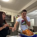 Le hizo creer a su novio que cocinó una gallina embarazada y su reacción causó furor en las redes