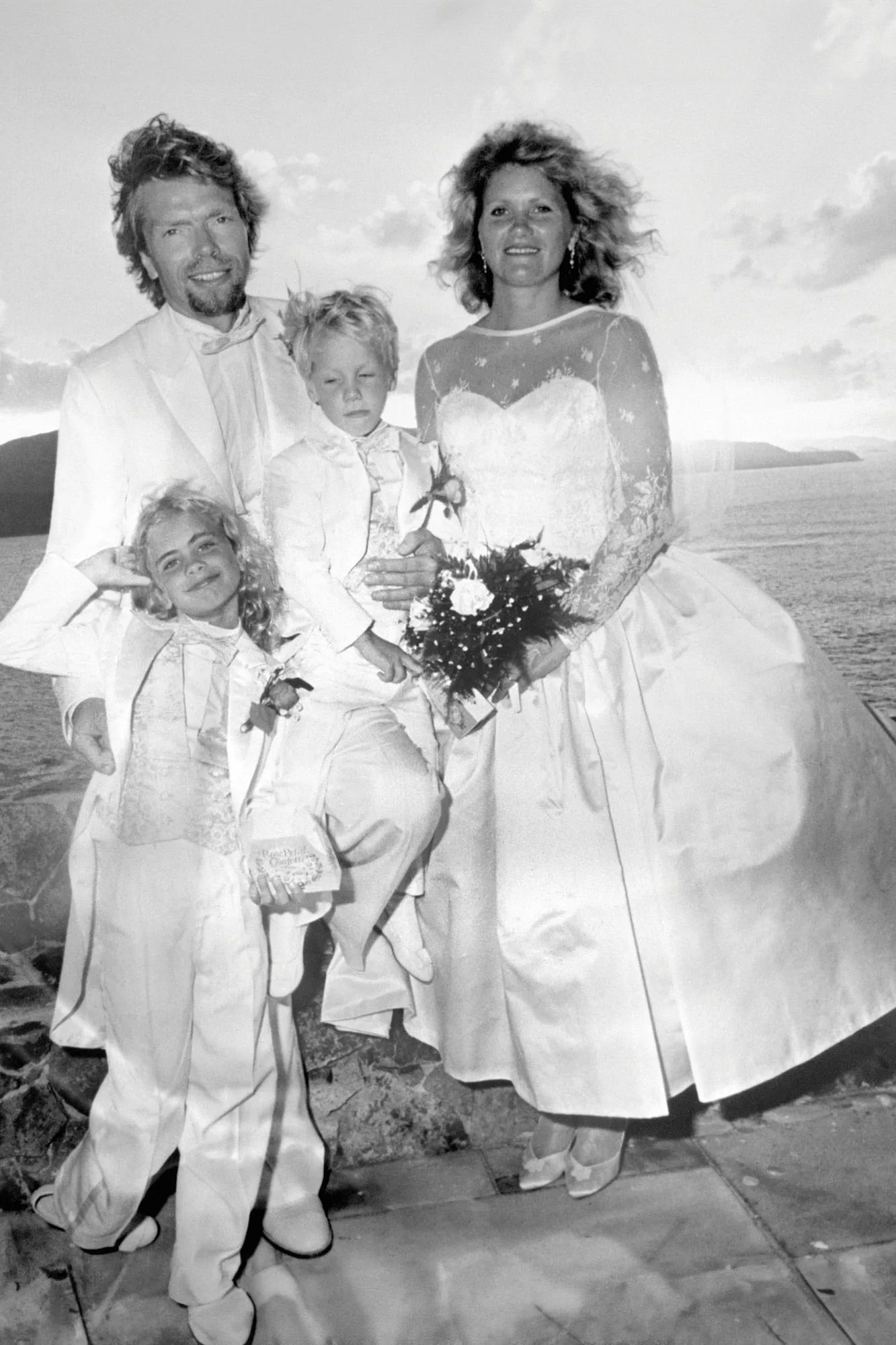 Se casaron en 1989 por insistencia de su hija Holly, que entonces tenía 8 años. El pequeño Sam tenía 4. Fue en Necker Island, una isla caribeña propiedad del empresario