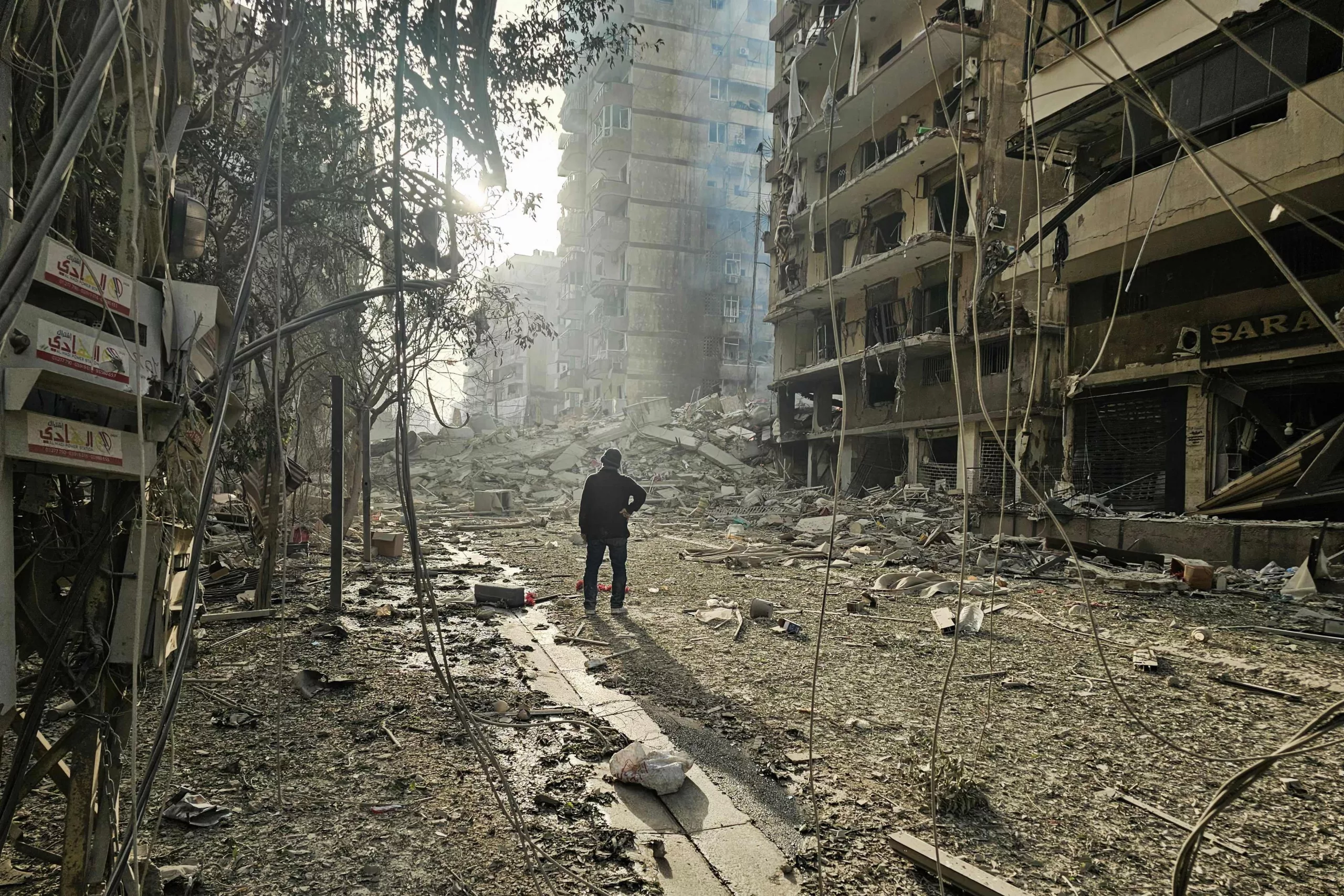 Un hombre observa el lugar de los ataques aéreos israelíes nocturnos en los suburbios del sur de Beirut el 12 de marzo de 2026.