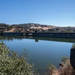 Un fontanero es la única persona que vigila un embalse en Sevilla con 850 millones de litros: “Si mañana se rompiera, arrasaría aguas abajo”