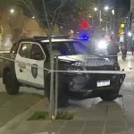 Un patrullero chocó con una moto que escapó de un control y terminaron sobre una vereda en Palermo