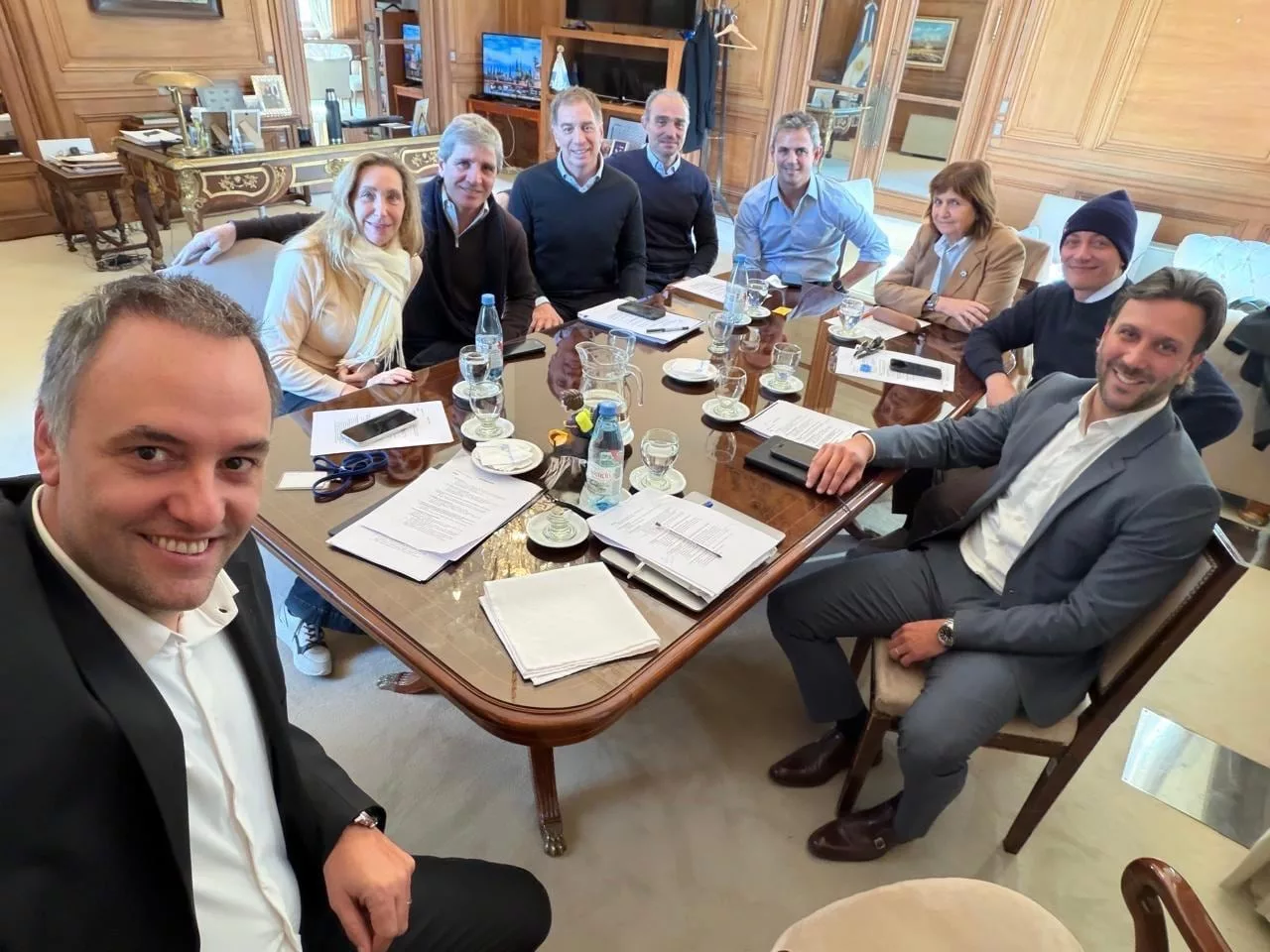La mesa política libertaria: Adorni, Karina Milei, Luis Caputo, Santilli, Eduardo y Martín Menem, Patricia Bullrich, Santiago Caputo e Ignacio Devit