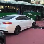 Violento choque entre un colectivo y un auto en 9 de Julio y Santa Fe