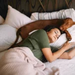 Dormir con tu perro o gato tiene implicaciones en la salud, según un veterinario