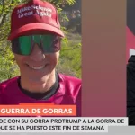 Una trumpista aparece en directo con la gorra de ‘MAGA’ y despotrica lo más grande de Sánchez… ¡por imitar a Trump!