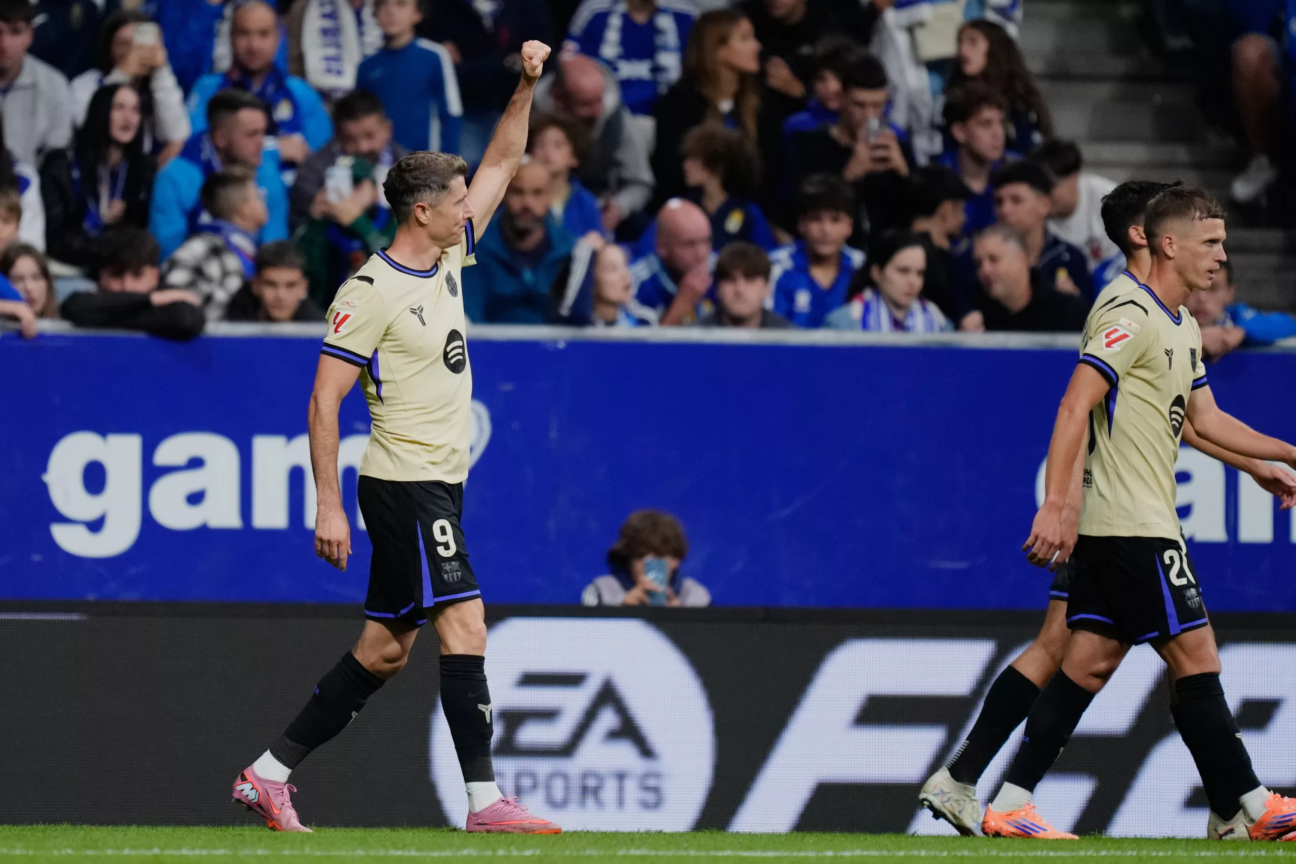 Barcelona intentará acercarse a Real Madrid en la liga de España cuando reciba a Real Sociedad.