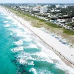 Delray Beach, el pequeño pueblo costero a una hora de Miami que destaca por el color de sus aguas
