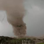 Impactante temporal en Santa Fe: tornados en el centro de la provincia volaron techos y arrancaron árboles de raíz