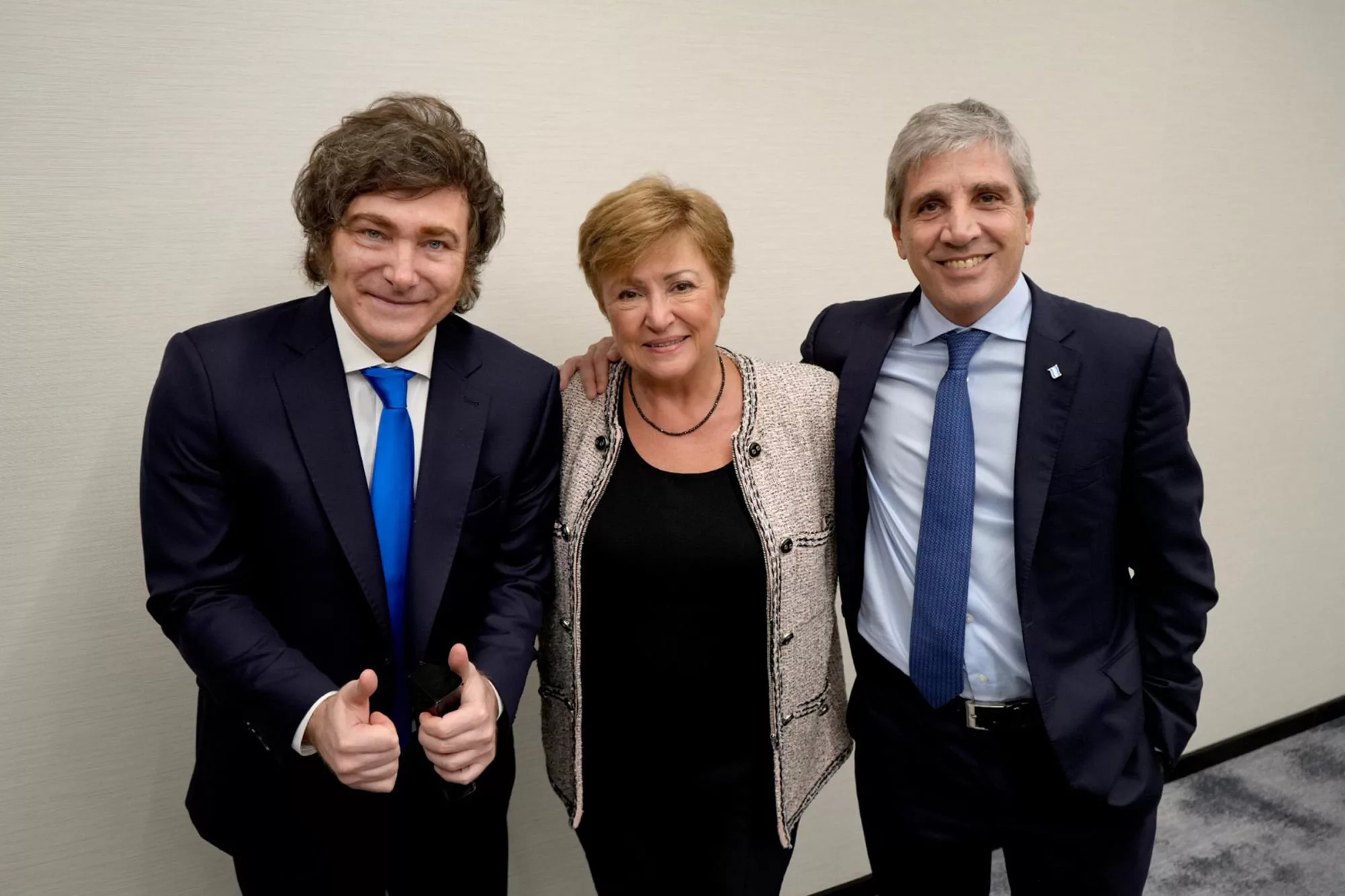 Javier Milei, Kristalina Georgieva y Luis Caputo