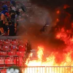 Caos en Chile: la barra de la U quiso invadir la cancha y generó destrozos en la primera fecha del campeonato