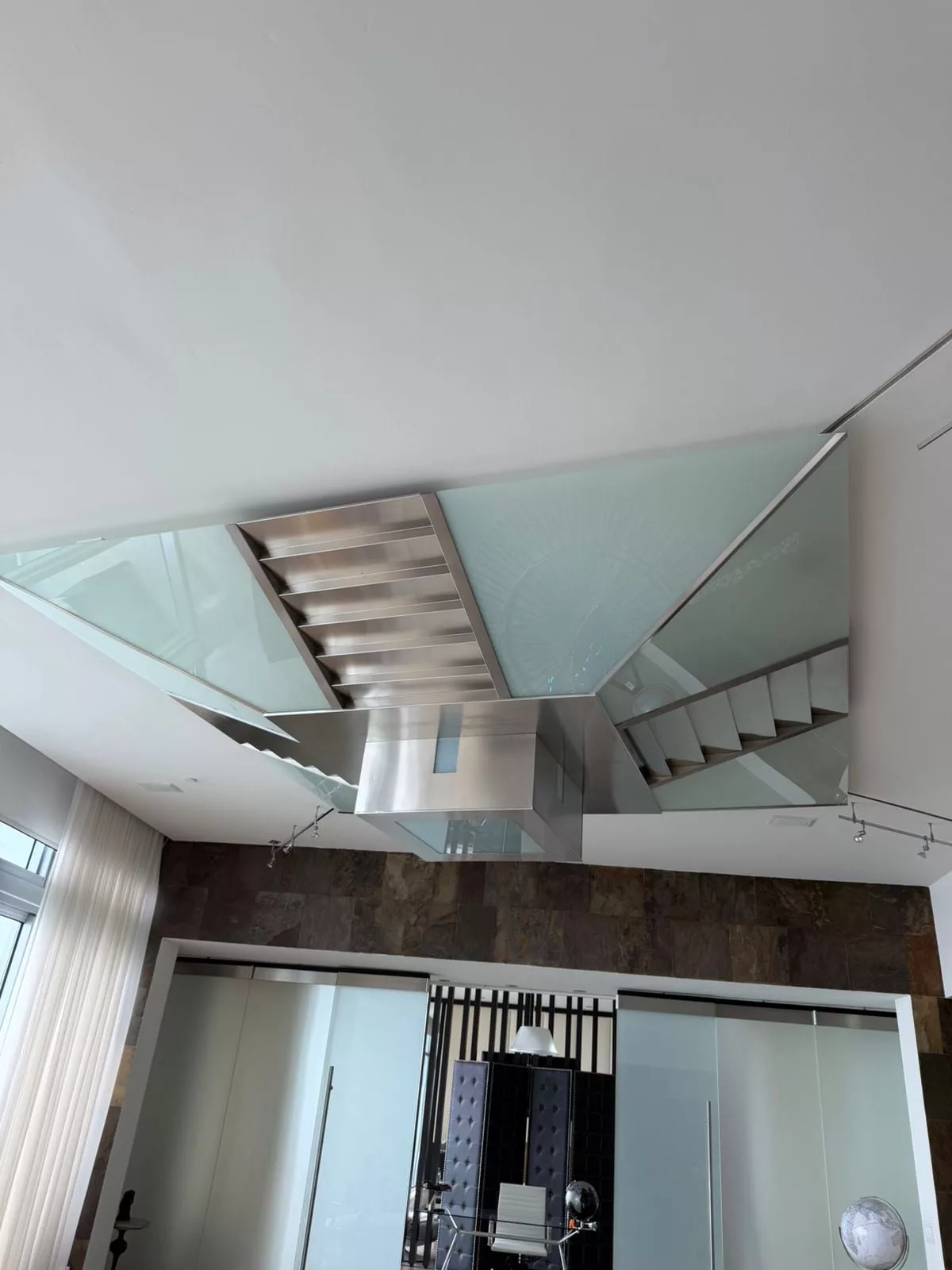 En el salón principal se mantiene la pirámide invertida de Chichén itzá que colocó el cantante, en honor a su apodo