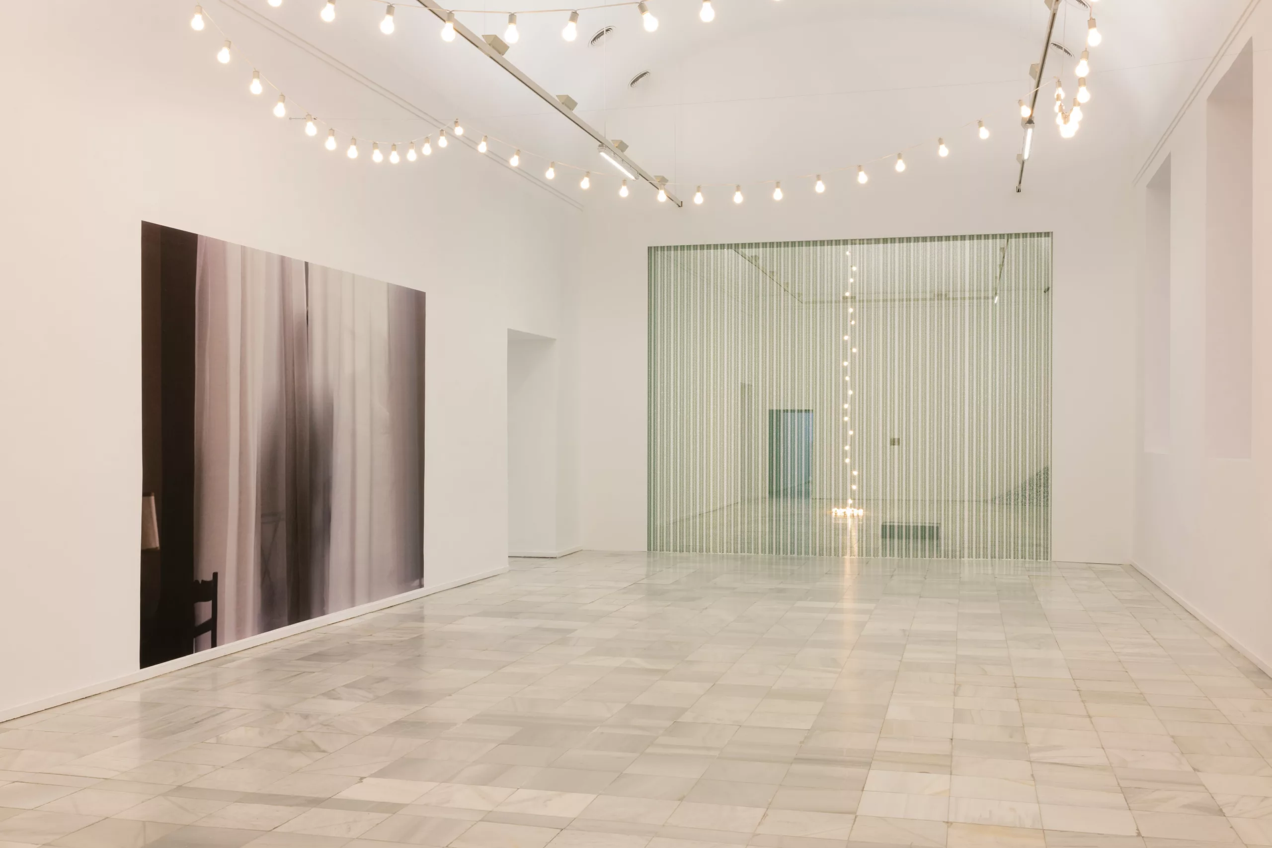 De izquierda a derecha:  'Untitled', 1992. Valla publicitaria. Dimensiones variables según la instalación. 'Untitled (Arena)', 1993. 60 bombillas, portalámparas de porcelana, cable eléctrico y regulador de intensidad. Dimensiones variables según la instalación. 'Untitled (Beginning)', 1994. Cortinas de cuentas y dispositivo de suspensión. Dimensiones variables según la instalación.