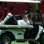 Video: con una férula en su pierna, así salió Portillo de la cancha de Argentinos después de la fuerte lesión que lo sacó de la cancha